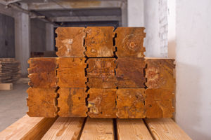 Сухой брус вид с торцы влажностью около 14%, высушенный в вакуумных сушильных камерах.